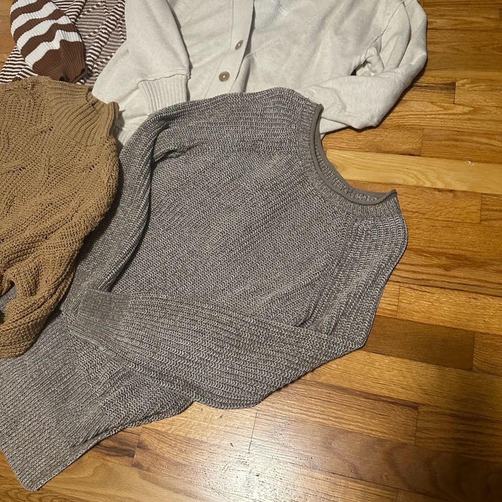 4 sweaters - Picture 6 of 7